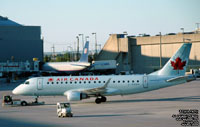 Air Canada - Embraer ERJ-175SU - C-FEKH - FIN 381 (Transf�r� chez Air Canada Express - Jazz Aviation)